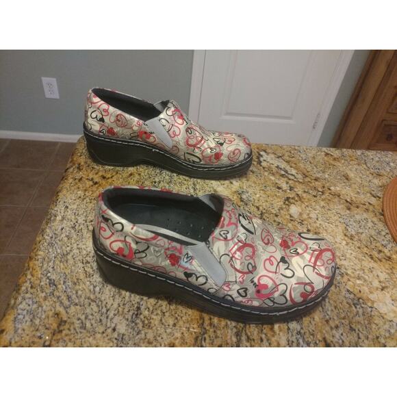 Women's Klogs LOVE Hearts Patent Leather 8M Nurse work CUTE AND COMFY clogs shoe - Picture 5 of 12